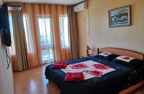 Balchik House | HOLLY - Quiet guest house with seaview and a pool