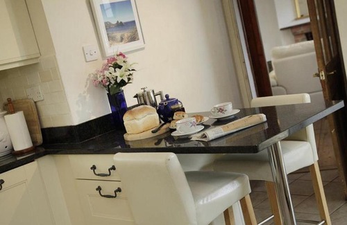Crynant House | Holly Tree Lodge