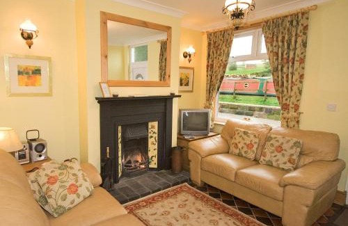 Cheddleton House | Hollybush Cottage - E2800