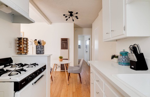 Beachwood Canyon Apartment | Hollywood Hills lifestyle under the Hollywood sign