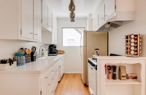 Beachwood Canyon Apartment | Hollywood Hills lifestyle under the Hollywood sign
