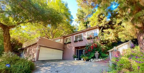 Hollywood Hills West House | Hollywood Hills Spa Retreat Oasis with Tree Top Views, Private Jacuzzi Style Tub, Steam Room, Magical Half Acre Acre Garden and Patio, Free Parking for 2 cars, in LA's most Serene, Central Desirable Area