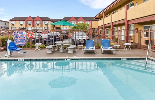 Historic Filipinotown Hotel | Hollywood Inn Express South