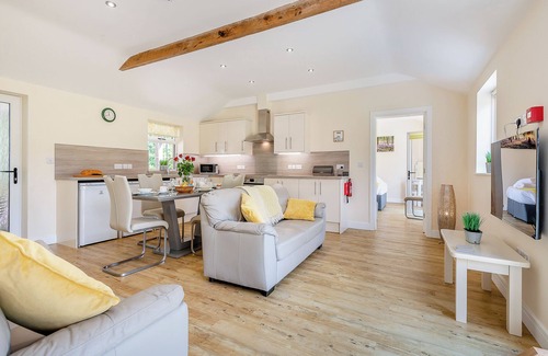 Woolland Cottage | Hollywood is the kind of place where families/friends can unwind.