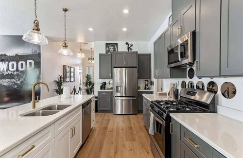 Hurricane House | Hollywood Themed, Private Hot tub & Sand Hollow