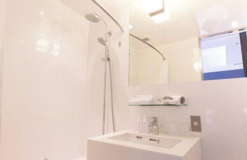 Kaminarimon Hotel | Hollywood Twin hotel in beautiful Taito City with WiFi, AC, fitness room