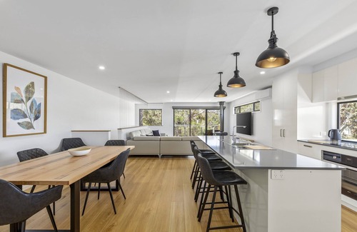 Anglesea House | Holmly 1 - Premium Position, Walk to Everything!