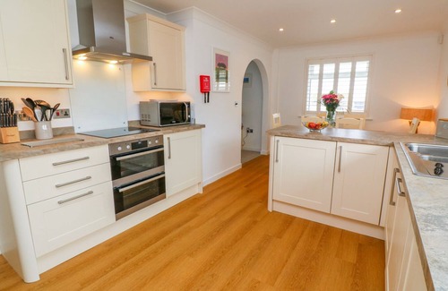 Holywell Cottage | HOLYWELL BAY VIEW, pet friendly, with a garden in Holywell Bay