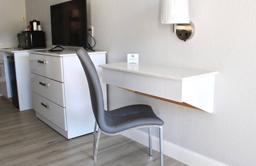 Historic Downtown Kissimmee Hotel | Home 1 Suites Extended Stay - Kissimmee