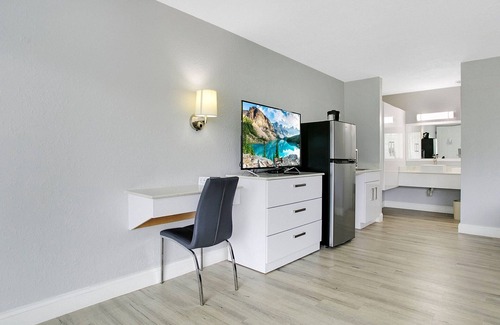 Historic Downtown Kissimmee Hotel | Home 1 Suites Extended Stay - Kissimmee