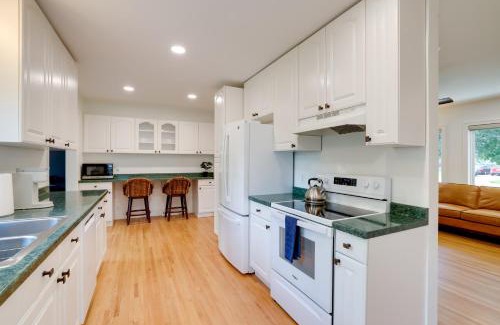 Golden Valley House | Home 8 Mi to Dtwn Minneapolis! Pet-Friendly Yard