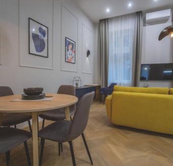 Vizivaros Apartment | Home at the Castle