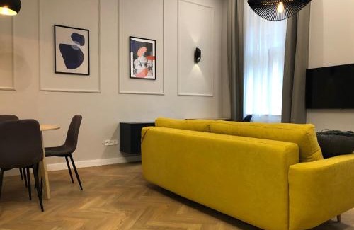 Vizivaros Apartment | Home at the Castle