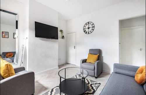 Stoke-on-Trent House | Home Away From Home Local To A Lot Of Amenities
