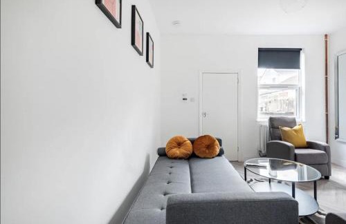 Stoke-on-Trent House | Home Away From Home Local To A Lot Of Amenities