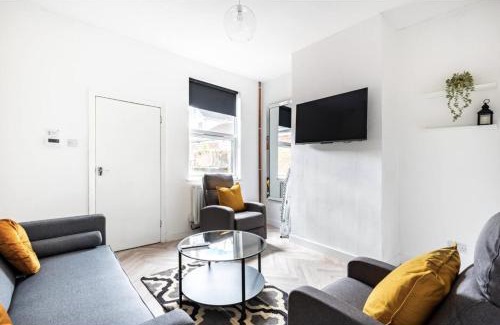 Stoke-on-Trent House | Home Away From Home Local To A Lot Of Amenities