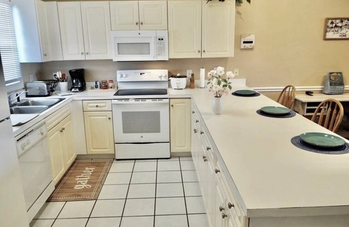 Socastee Condo | Home Away from Home in Azalea Lakes