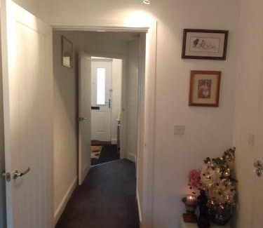 Walsall Apartment | Home Away From Home At Ideal Home & Cottage,Inviting 4 Bedroom Apartment,Sleep 8, Ideal For Contractors, Family & Groups
