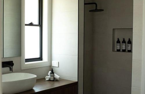 Dubbo House | Home Away From Home - Contemporary Sophistication