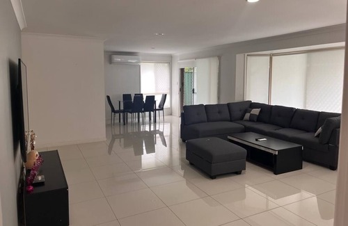 Calamvale House | Home away from Home- Fit for family or single-Business or leisure