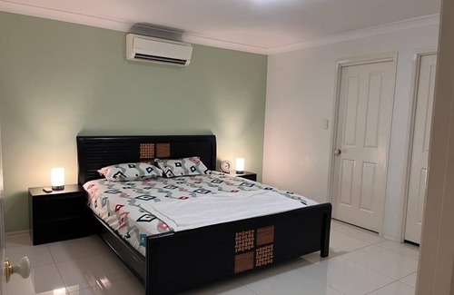 Calamvale House | Home away from Home- Fit for family or single-Business or leisure