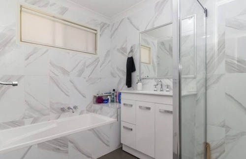 Calamvale House | Home away from Home- Fit for family or single-Business or leisure