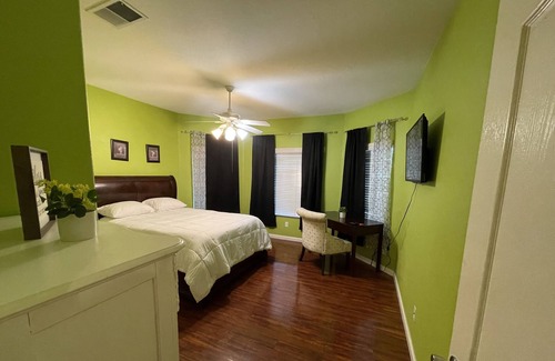 Fresno House | Home away from home: Family friendly with comfy beds and a relaxing atmosphere