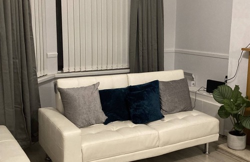 Liverpool House | Home away from Home: welcoming 2 bed whole house in North Liverpool near Aintree