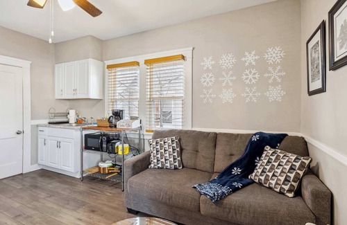 Lakewood Apartment | Home Away from Home near Downtown CLE- Entire APT!