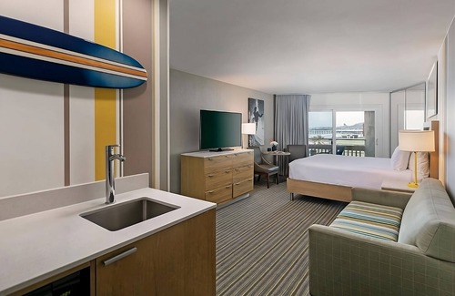 Mission Beach Hotel | Home Away From Home! Onsite Pool, Parking! Near San Diego Airport!