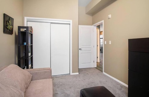 North Central Edmonton Apartment | Home Away from Home Peaceful Gateway Wifi,UGprkg