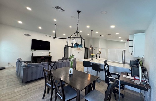 Mira Loma House | Home Away from Homen6 beds