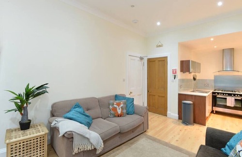 Marchmont Apartment | Home by The Meadows, close to City Centre