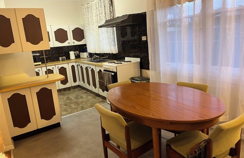 Hamilton House | Home close to entertainment, food, sporting venues with parking.