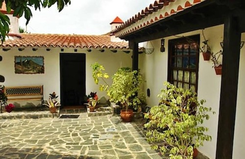 Valle de Guerra House | Homerez - House 10 km away from the beach for 2 ppl. with shared pool and garden