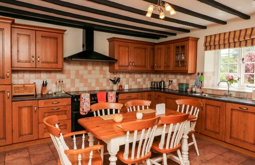 Barnstaple Cottage | HOME FARM COTTAGE, pet friendly, with open fire in Fremington, Devon