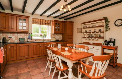 Barnstaple Cottage | HOME FARM COTTAGE, pet friendly, with open fire in Fremington, Devon