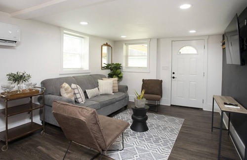 Antioch House | Home for 10 King bed Fenced Porch with Bar minutes from Downtown Nashville & BNA