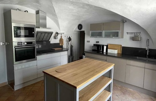 Arpaillargues-et-Aureillac Villa | Homerez - Spacious Villa near Arpaillargues