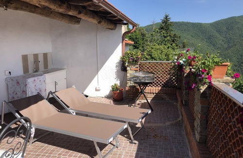 Casoli House | Home Holidays with terrace and beautiful panoramic view of the Apuan Alps