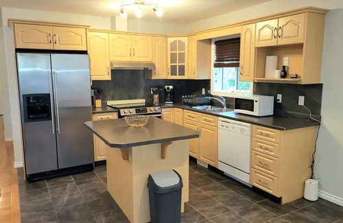 North Central Edmonton Apartment | Home in Downtown Edmonton - 2 Beds & Office Spacen