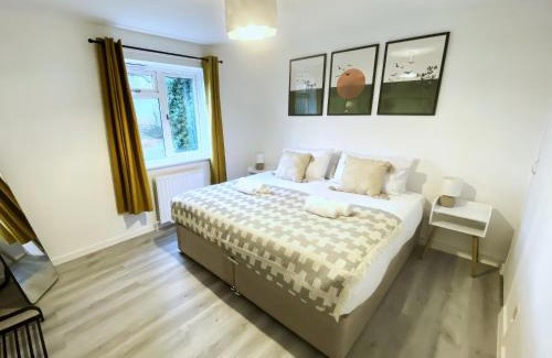 Rushmoor District House | Home in Farnborough with Free Parking, Wifi & Netflix