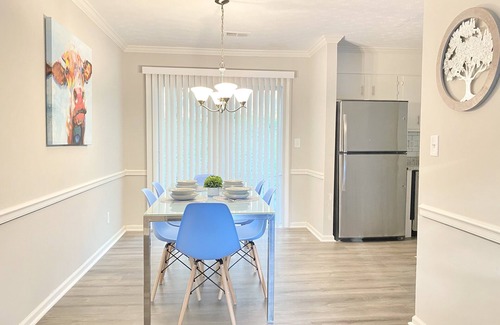Norcross House | ☀️Home in Norcross ⚡️Nicknamed “House on a Hill” 🏡 Long Term Stay Welcome!