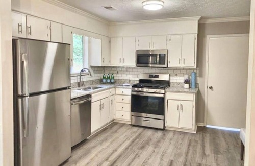 Norcross House | ☀️Home in Norcross ⚡️Nicknamed “House on a Hill” 🏡 Long Term Stay Welcome!