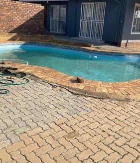 Greater Johannesburg Metropolitan Area House | Home in Suideoord, Jhb south
