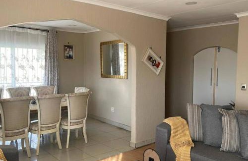 Greater Johannesburg Metropolitan Area House | Home in Suideoord, Jhb south