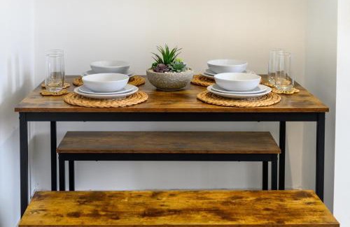Healey Lane House | Home in West Yorkshire, Close to Leeds City Center, Sleeps 3!