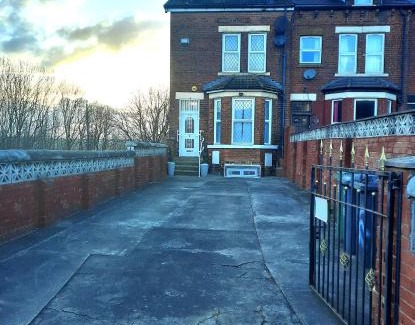 Leeds House | Home in Woodhouse, Leeds,Free 4 Car Parking,Free WiFi