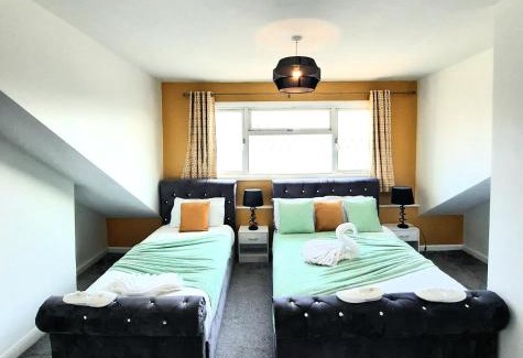 Leeds House | Home in Woodhouse, Leeds,Free 4 Car Parking,Free WiFi