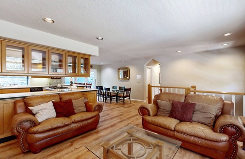 Upper Kingsbury House | Home minutes to lodge & lifts with private hot tub & fireplace, sleeps 8